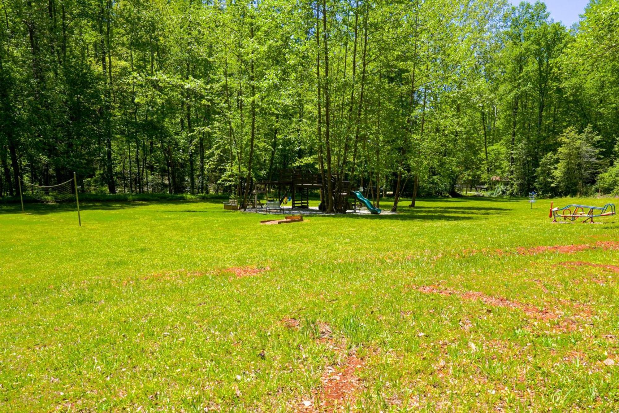 The Big Little Cabin - Hot Tub & Playground Далонега Екстериор снимка