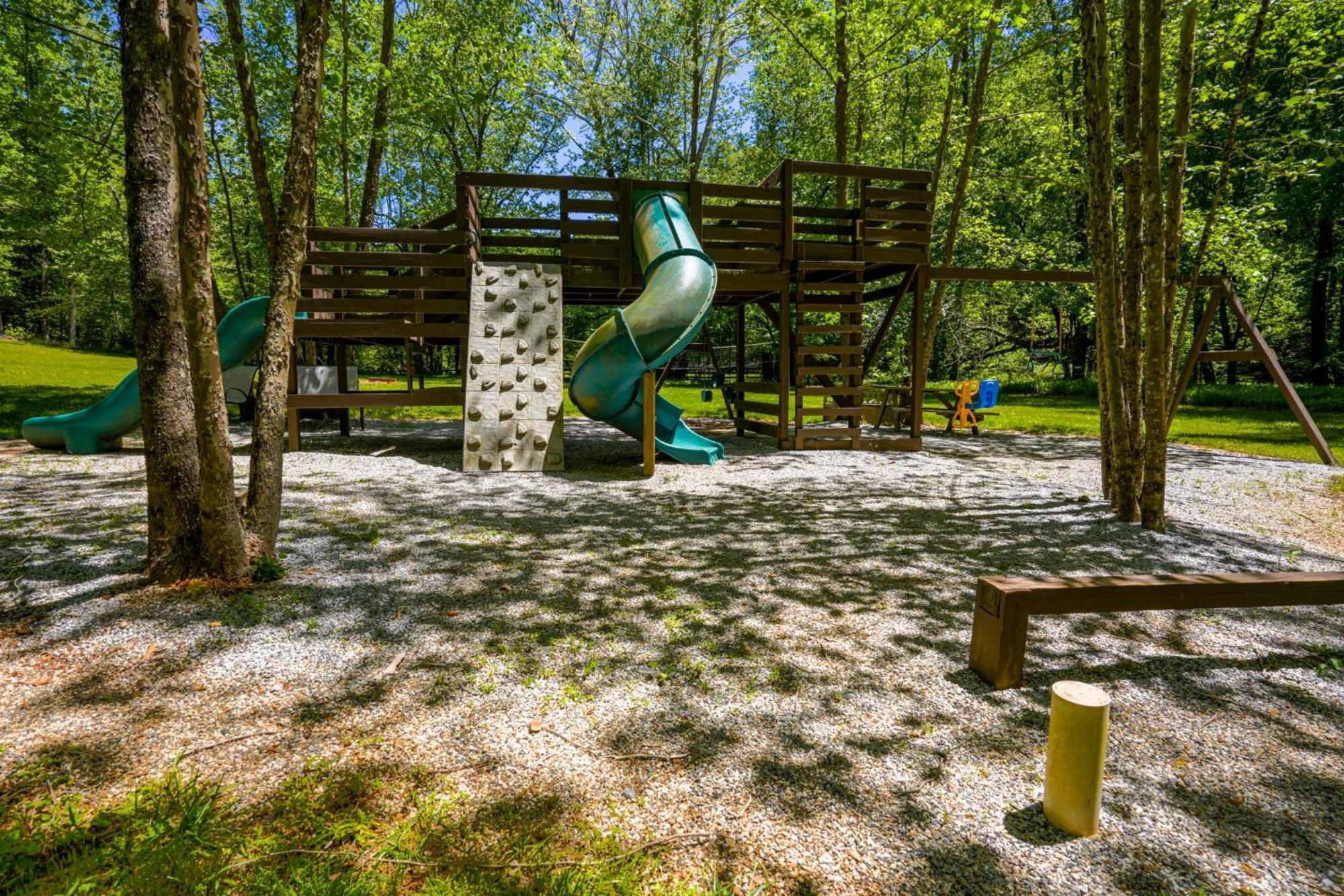 The Big Little Cabin - Hot Tub & Playground Далонега Екстериор снимка