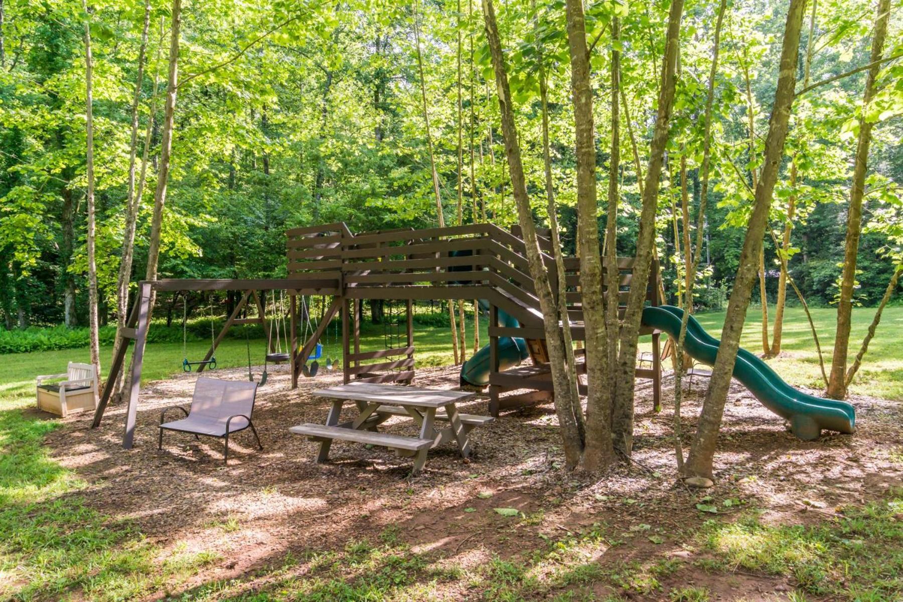 The Big Little Cabin - Hot Tub & Playground Далонега Екстериор снимка