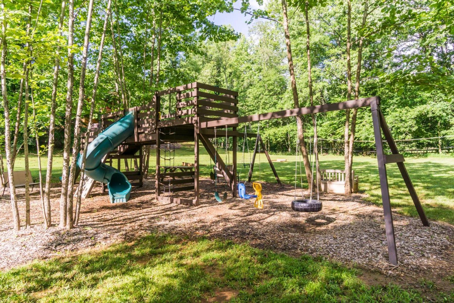The Big Little Cabin - Hot Tub & Playground Далонега Екстериор снимка